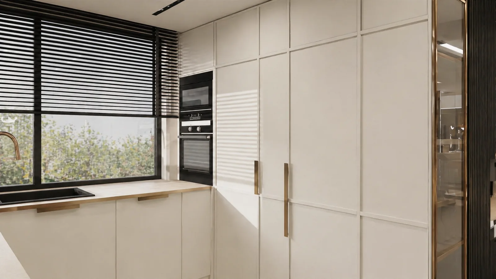 Wysoka zabudowa kuchni w kremowym odcieniu z czarnym piekarnikiem — dom 200 m², Radom